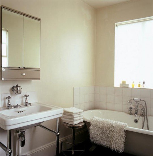 small-traditional-bathroom