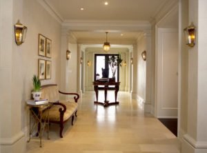 spacious-hallway-in-traditional-style