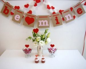 sweet-valentine-decor_cute-wreath_love-proverb_white-heart-shaped-decor_white-rose-flower_pink-red-candies_white-cupcake_wondeful-centerpieces_be-mine-letter_white-flower-arrangement-615×493